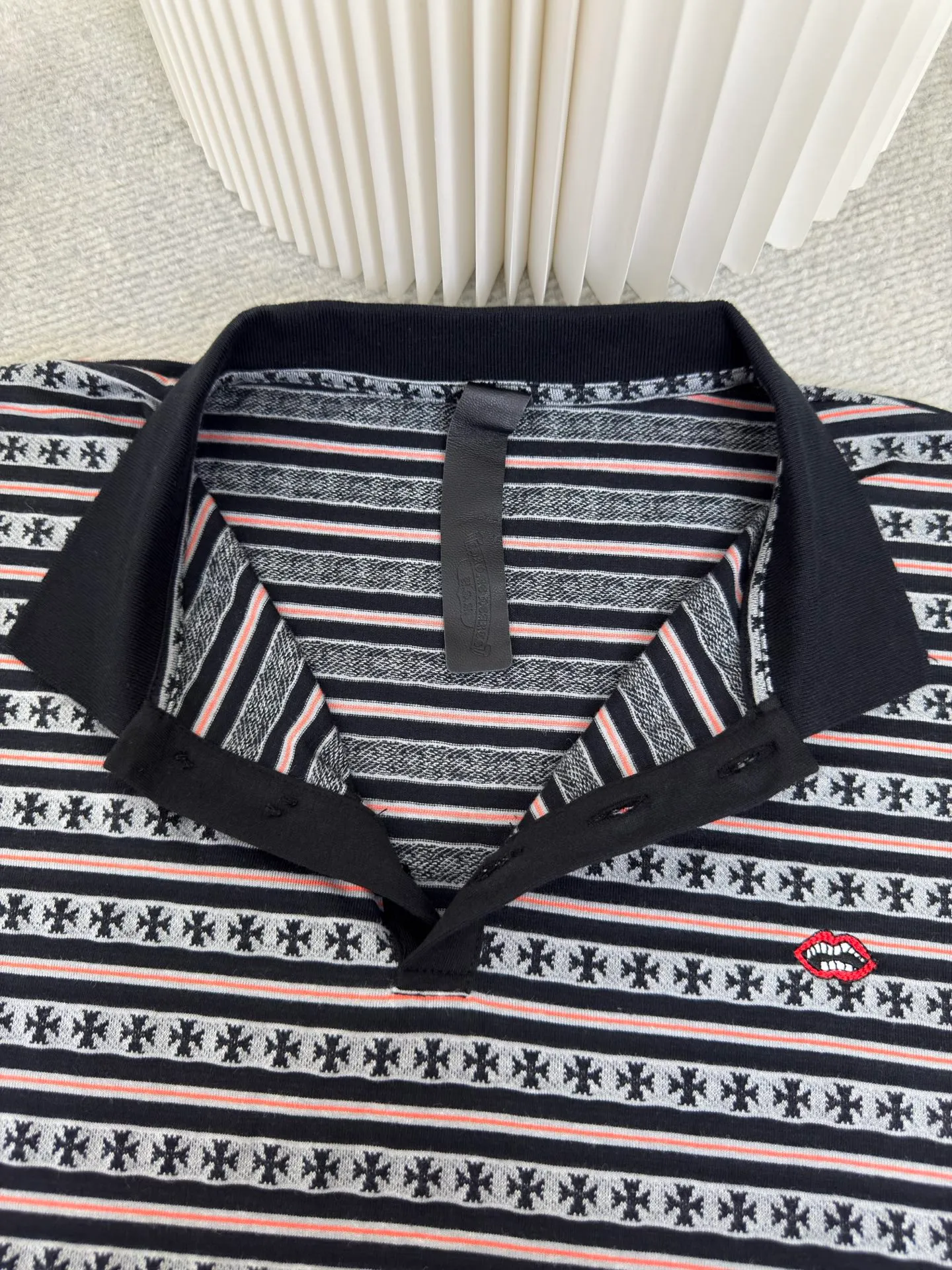 P370 Chrome Hearts cross-stripe POLO long sleeves. The minimum ordering requirement is one thousand meters for yarn-dyed fabrics. The cost is expensive. The embroidery uses imported Tajima embroidery machines. The collar leather tag is made of imported lambskin. The hardware is made of real antique silver. The cost is extremely expensive. Size S M L